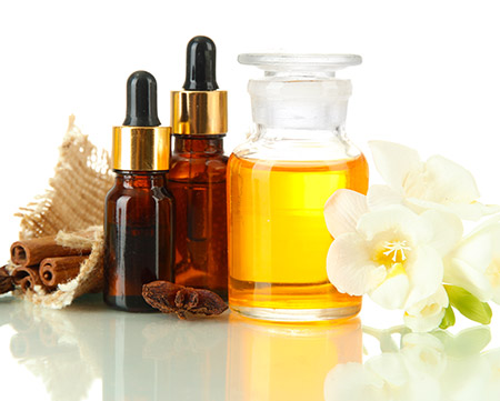 Aceites para masajes orientales: el aceite base de mezcla con gotas de los aceites esenciales concentrados. 