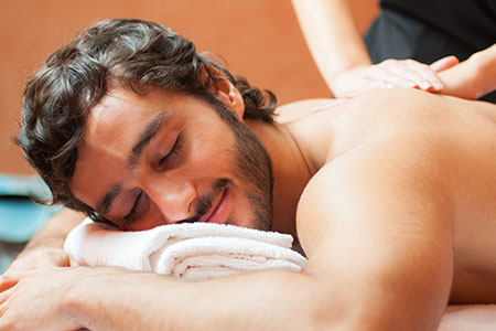 Una experiencia sensorial que ayuda a equilibrar cuerpo y mente: así son los masajes relajantes con terapias orientales que ayudan con el estrés.