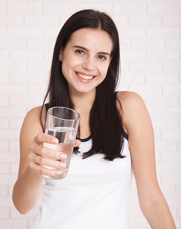 Beber agua después de tu cita en un centro de masajes es imprescindible para recuperar la hidratación perdida. 