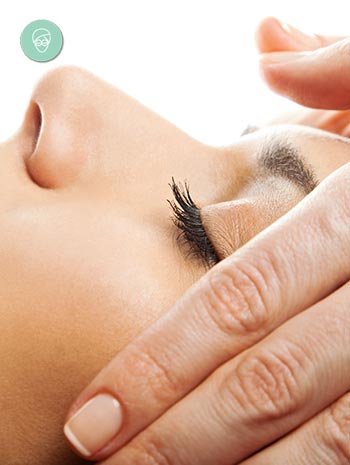 Masaje facial japonés, una de las técnicas de masajes orientales que empleaban las emperatrices niponas.