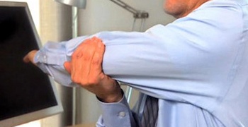 Ejercicios de estiramiento para hacer en la oficina con los brazos.